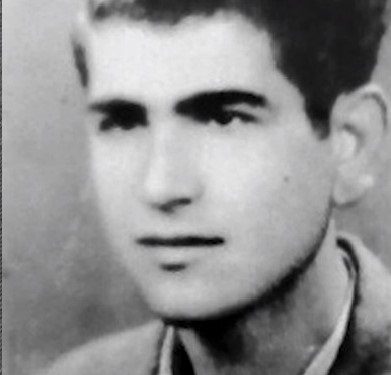 “Pasi vuri nga një buqetë me lule te prindërit, Roberti shkoi te varri i mikut të tij, por shtangu dhe nga pas dëgjoi zërin e rojtarit; kam 35 vjet në këtë punë, por…”/ Dëshmia e rrallë e ish-të burgosurit politik