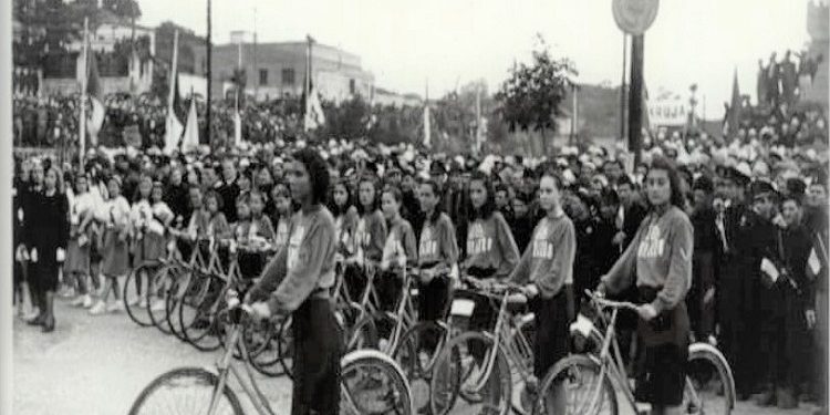 Gara çiklizmi të vajzave dhe djemve të shkollave të ndryshme të Shqipërisë në vitin 1940-1943