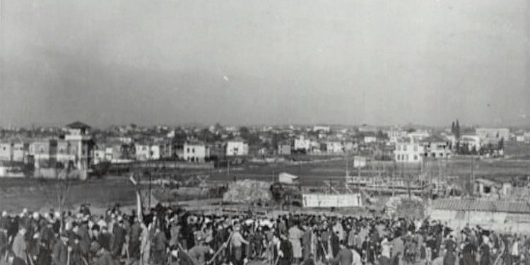 Pamje të viteve 1939 -1942, nga dita e pyllëzimit, rinia shkollore mbjell 300 rrënjë pemë në Tiranë e Korçë.