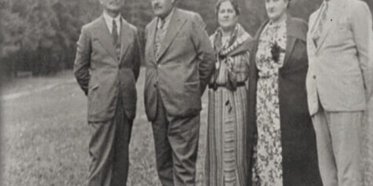 Fotografi të Asdrenit në vitin 1943, me miq dhe të afërm të tij në shtëpi, plazh etj.