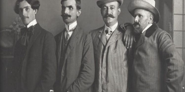 Fotografi të Asdrenit në vitin 1943, me miq dhe të afërm të tij në shtëpi, plazh etj.