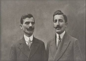 Fotografi të Asdrenit në vitin 1943, me miq dhe të afërm të tij në shtëpi, plazh etj.