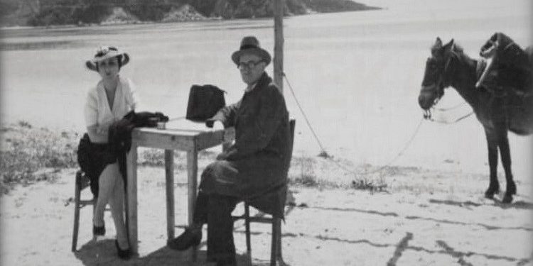 Fotografi të Ikbal Çikës me miq e të afërm të saj si, Nebil Çika, Sara Blloshmi, Lola Gjoka, Medin Kamberi, Zoi Xoxën, Hamdi Kazazin etj.