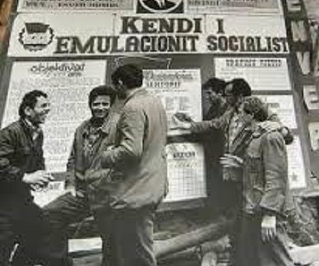 “Kur plasën fletë-rrufetë në Tiranë, një e tillë, i’u vu një profesori të fizikës, i cili lejonte në orën e mësimit, vajza me minifunde dhe…”/ Dëshmia e rrallë e regjisorit dhe karikaturistit të njohur