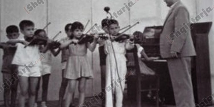 “Në shtëpinë e tij në Durrës, ai mblidhte fëmijë për kurse dhe u jepet cigare të huaja, çokollata, revista…”/ Historia e mësuesit grek, që u burgos si “agjent”, e vdiq në kampin e Ballshit në ’78-ën