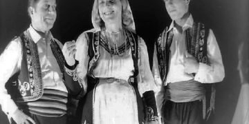 “I went on stage eight months pregnant, but for ‘bad biography’; they took me off the stage and sent me away…”/ The unknown testimony of the Kosovar, who turned into a legend of Vlora singing