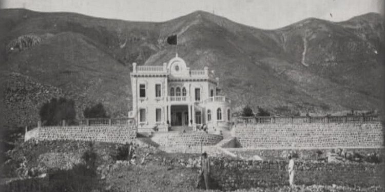 Fotografi me pamje të ndryshme nga ndërtimi i Vilës Mbretërore në Shirokë. Në një foto ka dalë dhe Kol Idromeno, në vitin 1934