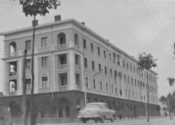 “Ballkoni i shtëpisë sonë te ‘Shallvaret’, shërbente si tribunë qendrore kur zhvilloheshin garat sportive dhe kur vinte Enver Hoxha, neve si familje…”/ Dëshmia e arkitektit të njohur