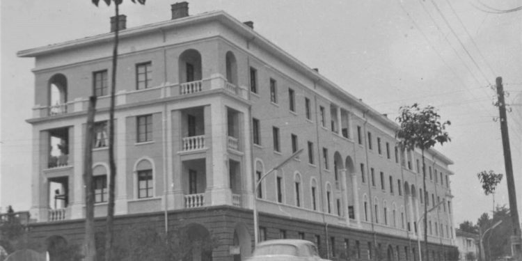 “Ballkoni i shtëpisë sonë te ‘Shallvaret’, shërbente si tribunë qendrore kur zhvilloheshin garat sportive dhe kur vinte Enver Hoxha, neve si familje…”/ Dëshmia e arkitektit të njohur