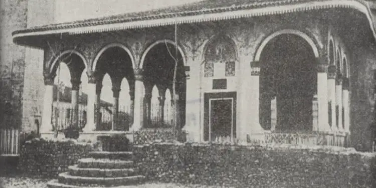 Fotografi të xhamisë së Et’hem Beut në Tiranë, në vite të ndryshme