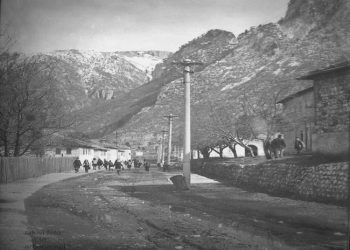 “Vëllai im Petriti, do fejohej me vajzën e Enverit, por Ramizi me Nexhmijen, e prishën atë, kishin frikë se pas vdekjes së udhëheqësit, babai, Kadriu,…”/ Raporti Sigurimit, me bisedën e Agron Hazbiut