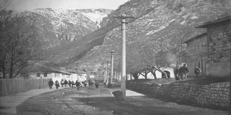 “Vëllai im Petriti, do fejohej me vajzën e Enverit, por Ramizi me Nexhmijen, e prishën atë, kishin frikë se pas vdekjes së udhëheqësit, babai, Kadriu,…”/ Raporti Sigurimit, me bisedën e Agron Hazbiut