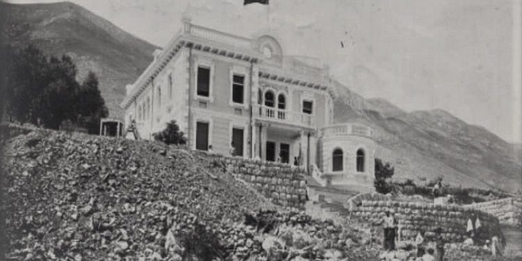 Fotografi me pamje të ndryshme nga ndërtimi i Vilës Mbretërore në Shirokë. Në një foto ka dalë dhe Kol Idromeno, në vitin 1934