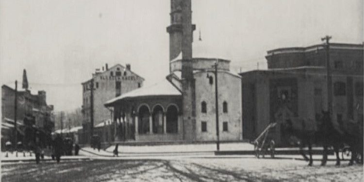 Fotografi të xhamisë së Et’hem Beut në Tiranë, në vite të ndryshme