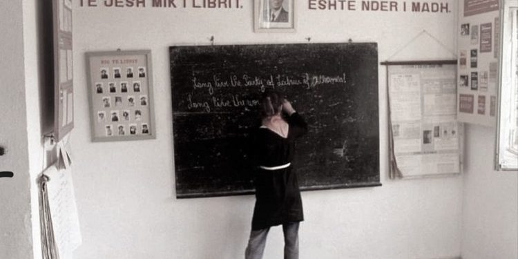 “Hetuesi shkodran, një trupgjatë dhe i zi në fytyrë, na vuri para fotot e zhubrosura të Enverit e Ramizit, pasi na qëlloi nga një shuplakë, na tha; UDB-ja…” / Dëshmia e rrallë nga koha e diktaturës