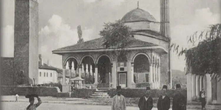 Fotografi të xhamisë së Et’hem Beut në Tiranë, në vite të ndryshme