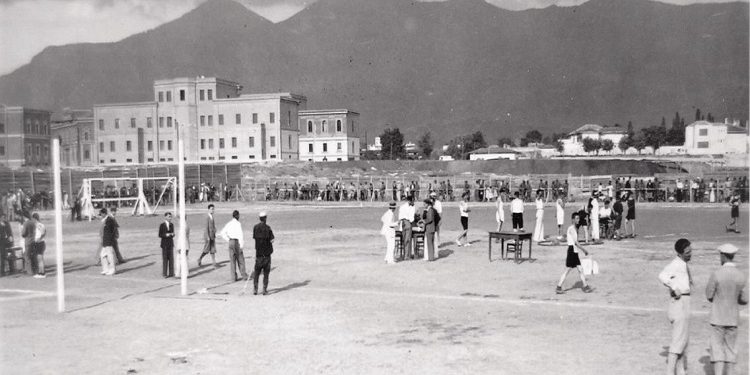 “Ballkoni i shtëpisë sonë te ‘Shallvaret’, shërbente si tribunë qendrore kur zhvilloheshin garat sportive dhe kur vinte Enver Hoxha, neve si familje…”/ Dëshmia e arkitektit të njohur