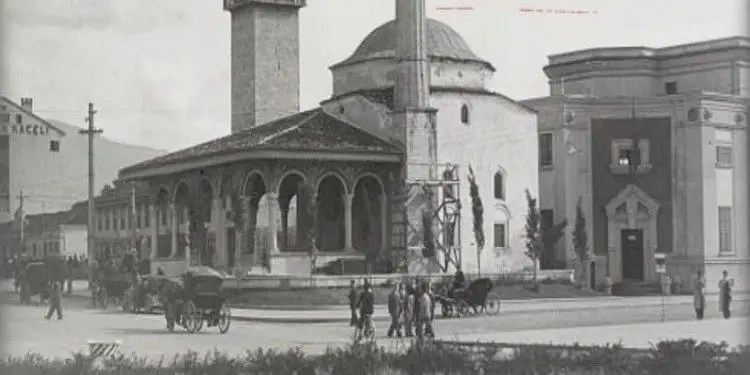 Fotografi të xhamisë së Et’hem Beut në Tiranë, në vite të ndryshme