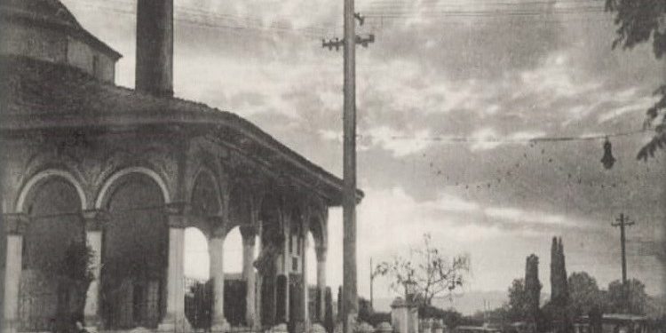 Fotografi të xhamisë së Et’hem Beut në Tiranë, në vite të ndryshme