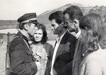 “Hetuesi shkodran, një trupgjatë dhe i zi në fytyrë, na vuri para fotot e zhubrosura të Enverit e Ramizit, pasi na qëlloi nga një shuplakë, na tha; UDB-ja…” / Dëshmia e rrallë nga koha e diktaturës