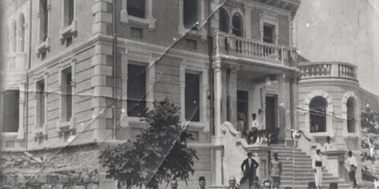 Fotografi me pamje të ndryshme nga ndërtimi i Vilës Mbretërore në Shirokë. Në një foto ka dalë dhe Kol Idromeno, në vitin 1934