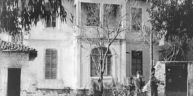 “Ballkoni i shtëpisë sonë te ‘Shallvaret’, shërbente si tribunë qendrore kur zhvilloheshin garat sportive dhe kur vinte Enver Hoxha, neve si familje…”/ Dëshmia e arkitektit të njohur