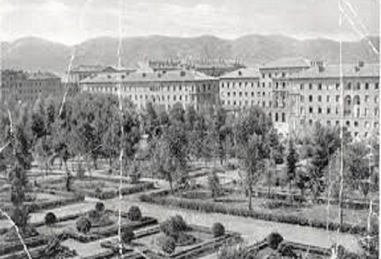 “Ballkoni i shtëpisë sonë te ‘Shallvaret’, shërbente si tribunë qendrore kur zhvilloheshin garat sportive dhe kur vinte Enver Hoxha, neve si familje…”/ Dëshmia e arkitektit të njohur