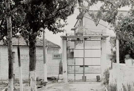 “Shefat e Sigurimit, bënin përdhunime, kishin ‘shtëpi sekrete’ për orgji, si p.sh., zv/ministri i Brendshëm, me të dashurën e portierit të ‘Partizanit’, që…”/ Dëshmitë tronditëse të ish-të dënuarit politik