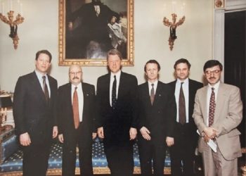 “Ish-Presidenti Clinton, reagoi i zemëruar ndaj gazetarit të CNN, që i kujtoi zgjerimin e NATOS-s, me shtetet ish-komuniste, si Shqipëria…”/ Dëshmia e ish-drejtorit shqiptar, të ‘Zëri i Amerikës”