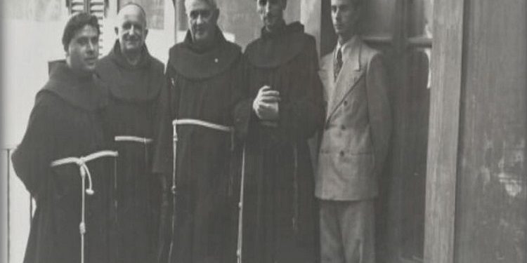 Fotografi të Gjergj Fishtës mes klerikëve dhe personave të ndryshëm