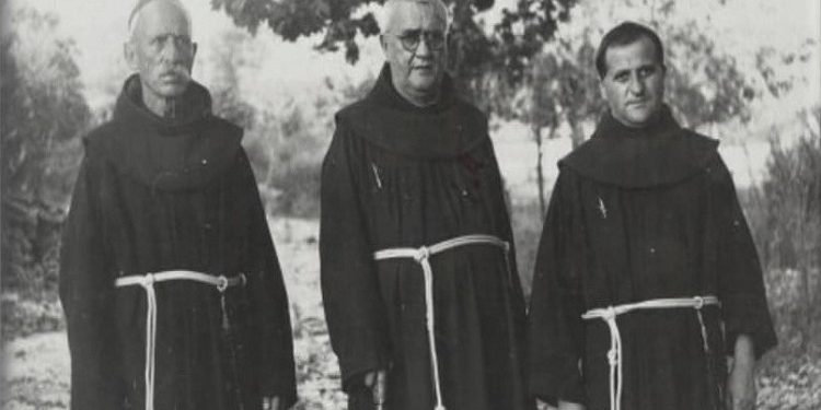 Fotografi të Gjergj Fishtës mes klerikëve dhe personave të ndryshëm