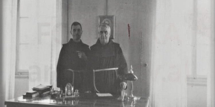 Fotografi të Gjergj Fishtës mes klerikëve dhe personave të ndryshëm