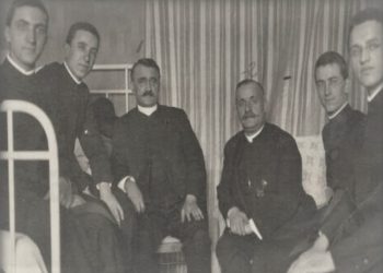 Fotografi të Gjergj Fishtës mes klerikëve dhe personave të ndryshëm