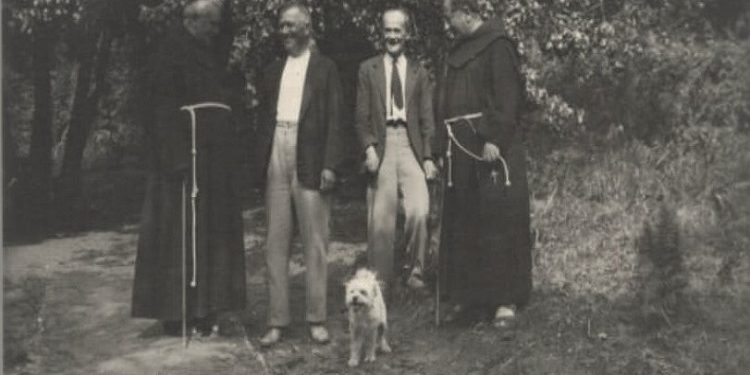 Fotografi të Gjergj Fishtës mes klerikëve dhe personave të ndryshëm