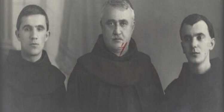 Fotografi të Gjergj Fishtës mes klerikëve dhe personave të ndryshëm