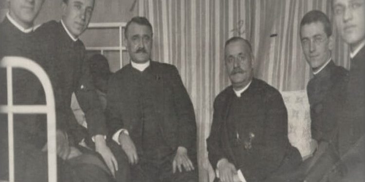 Fotografi të Gjergj Fishtës mes klerikëve dhe personave të ndryshëm