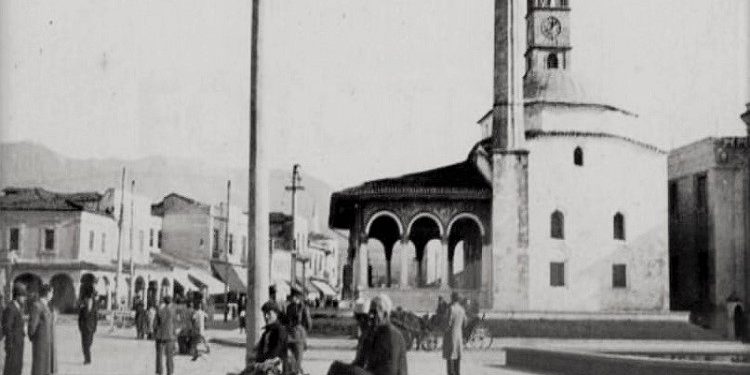 Fotografi të xhamisë së Et’hem Beut në Tiranë, në vite të ndryshme