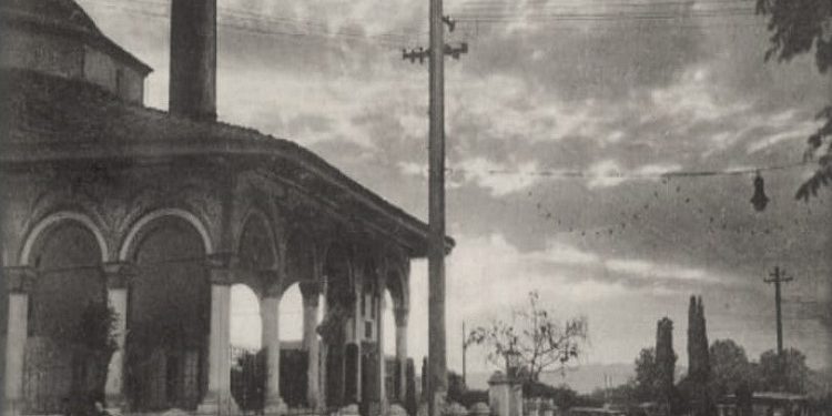 Fotografi të xhamisë së Et’hem Beut në Tiranë, në vite të ndryshme