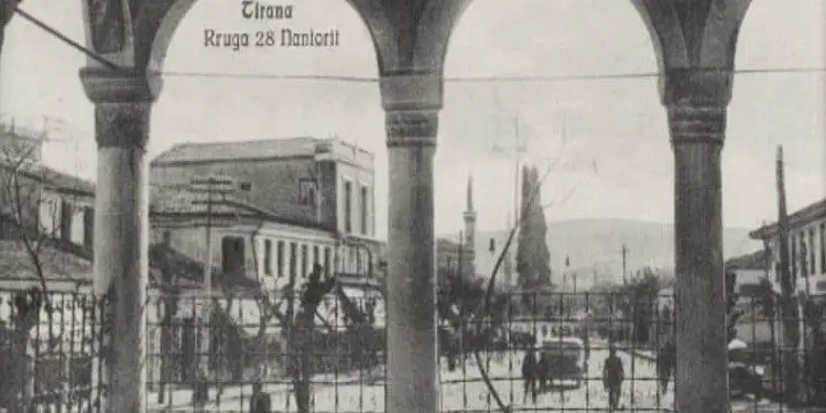 Fotografi të xhamisë së Et’hem Beut në Tiranë, në vite të ndryshme