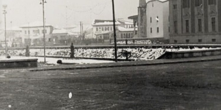 Fotografi të xhamisë së Et’hem Beut në Tiranë, në vite të ndryshme