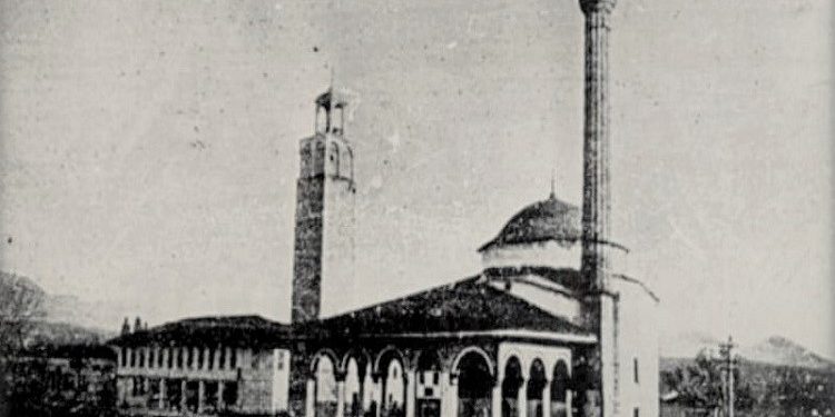 Fotografi të xhamisë së Et’hem Beut në Tiranë, në vite të ndryshme