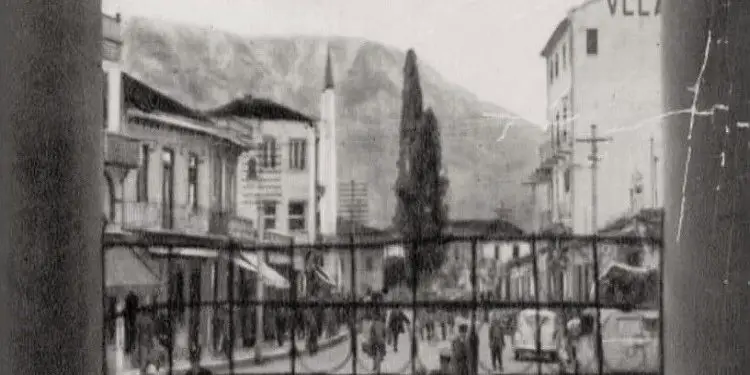 Fotografi të xhamisë së Et’hem Beut në Tiranë, në vite të ndryshme