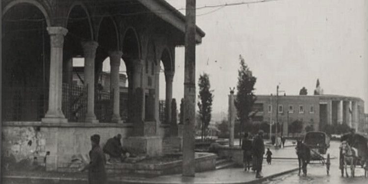 Fotografi të xhamisë së Et’hem Beut në Tiranë, në vite të ndryshme