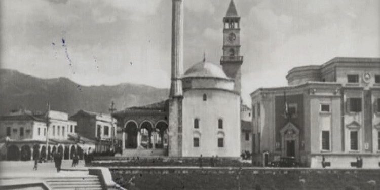 Fotografi të xhamisë së Et’hem Beut në Tiranë, në vite të ndryshme