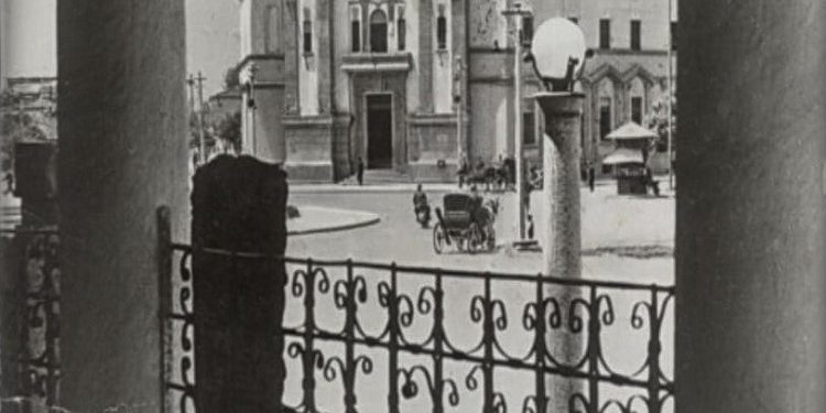 Fotografi të xhamisë së Et’hem Beut në Tiranë, në vite të ndryshme