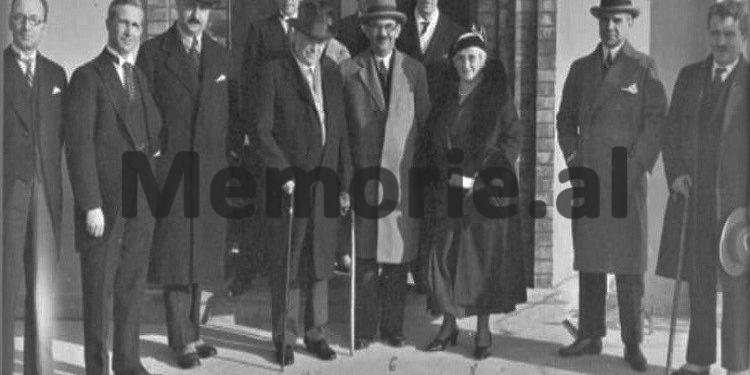 “Gjatë audiencës me parinë e Vlorës, Mbreti Zog u tha; nuk kemi as armë, por këto që kemi, për trimat vlonjatë, kam dhënë urdhër që t’ju japin 1.200 copë dhe…”/ Kujtimet e kolonel Hysen Selmanit