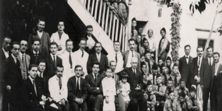 Mësues dhe nxënës të shkollës shqiptaro-amerikane në Tiranë, në vitet 1921-1925