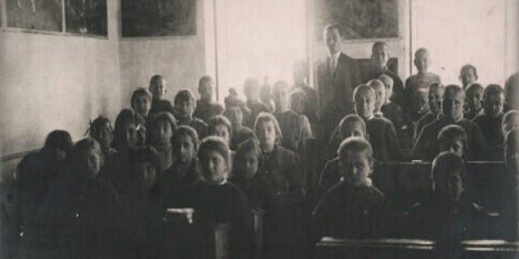 Mësues dhe nxënës të shkollës shqiptaro-amerikane në Tiranë, në vitet 1921-1925