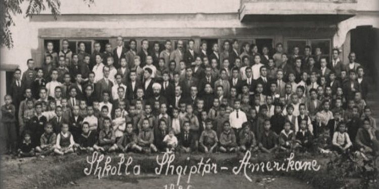 Mësues dhe nxënës të shkollës shqiptaro-amerikane në Tiranë, në vitet 1921-1925