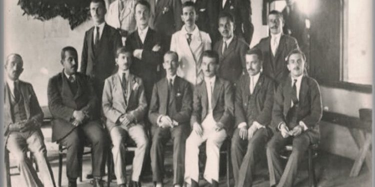 Mësues dhe nxënës të shkollës shqiptaro-amerikane në Tiranë, në vitet 1921-1925